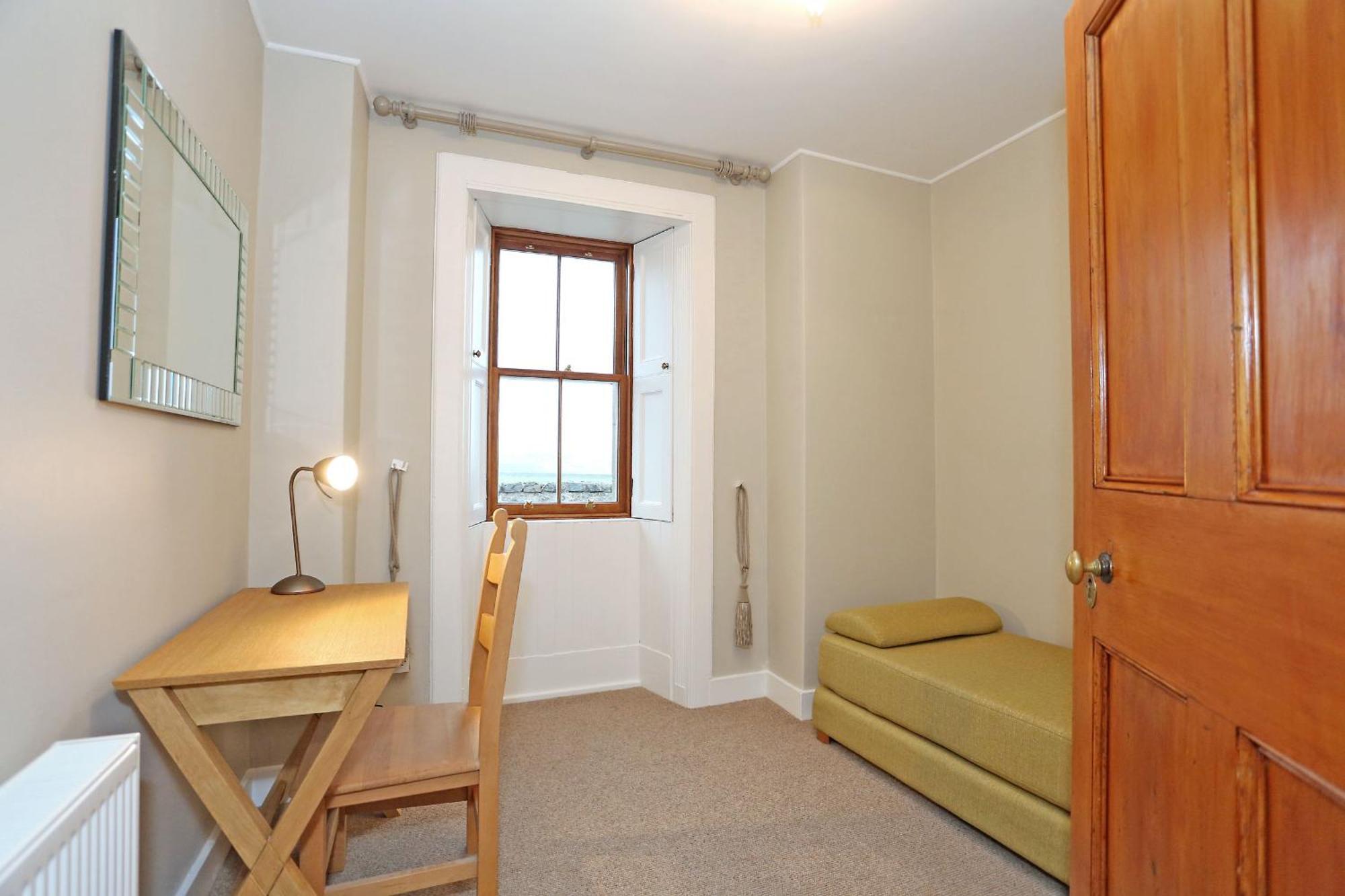 Aberdeen Lighthouse Cottages - Coastal, Dolphins Room photo